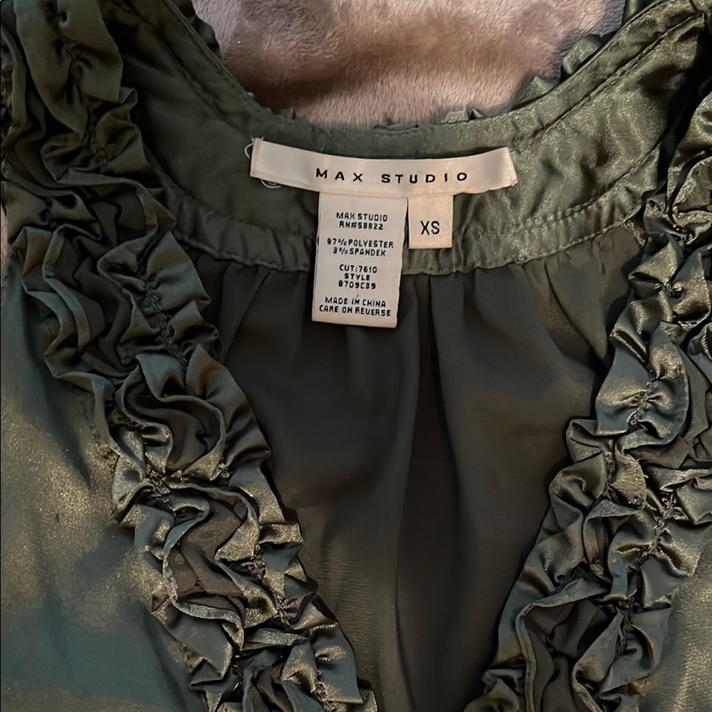 Max Studio Green Ruffle blouse - Picture 2 of 3